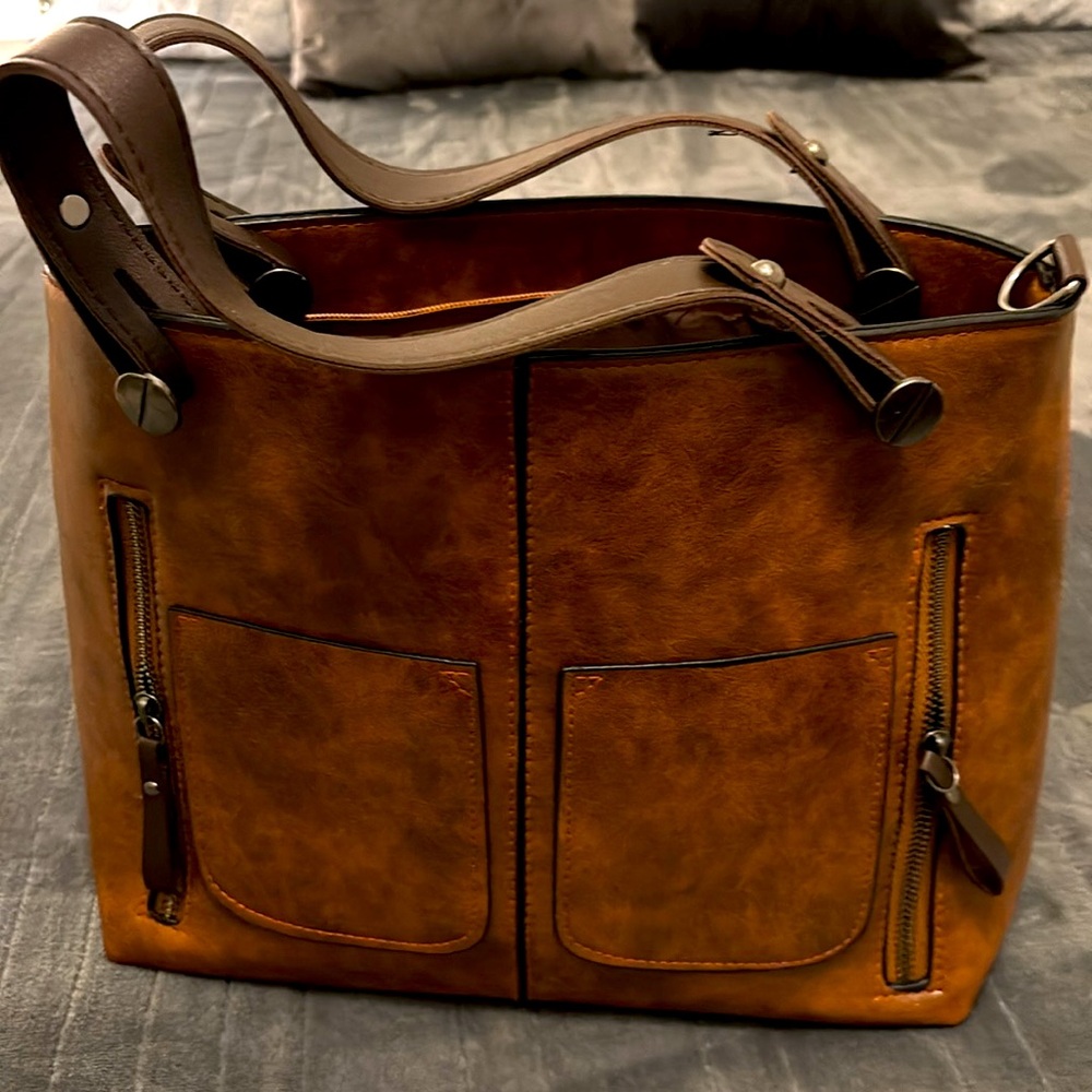 Elegant Brown Leather Crossbody Bag with Adjustable Strap
